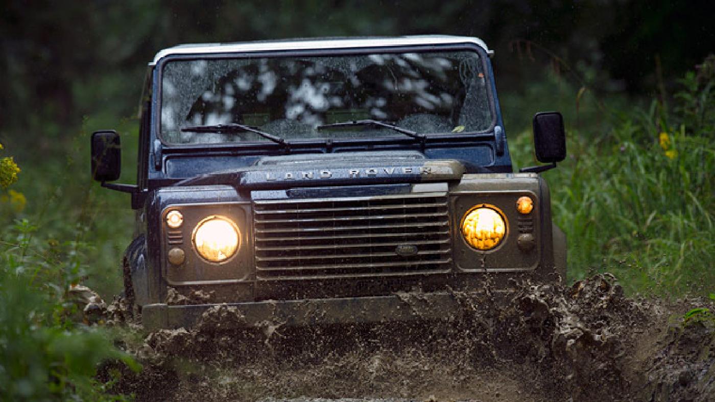                             The Defender is ready for any kind of land, from dunes to swamps to muddy fields