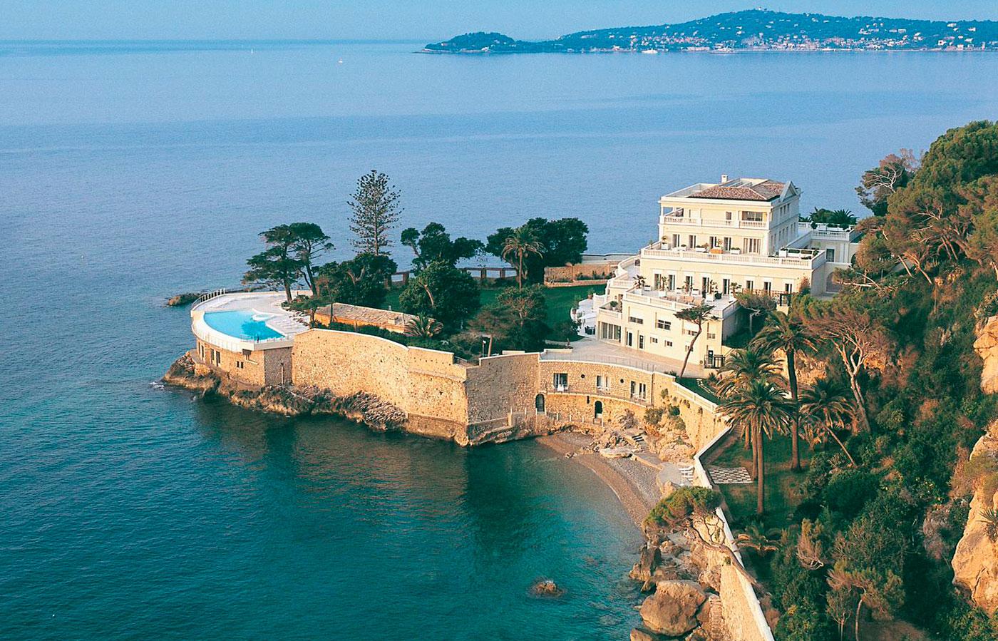                             Seaside luxury on a private peninsula, H&#xF4;tel Cap Estel is the perfect escape in any season