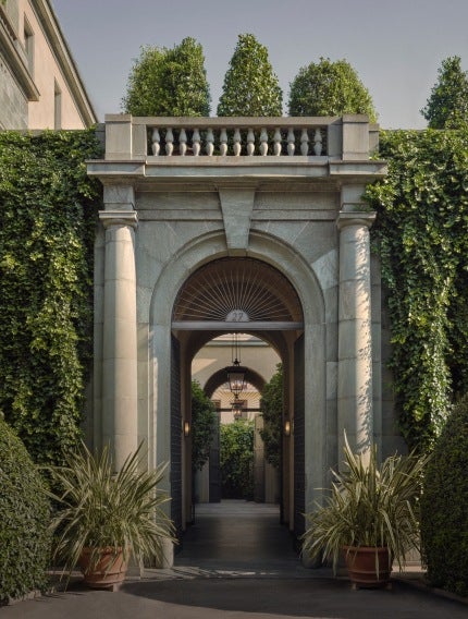 Stone building and hedges in Milan.