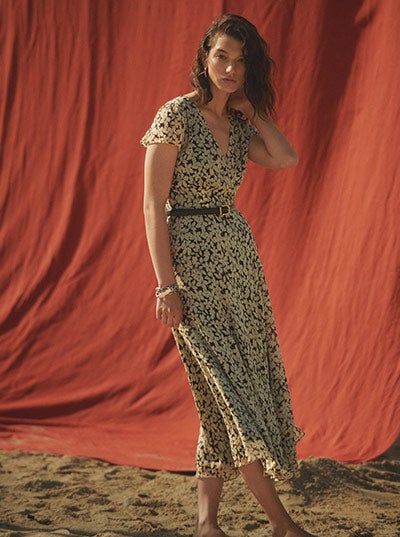 Woman in short-sleeve floral-print crepe dress