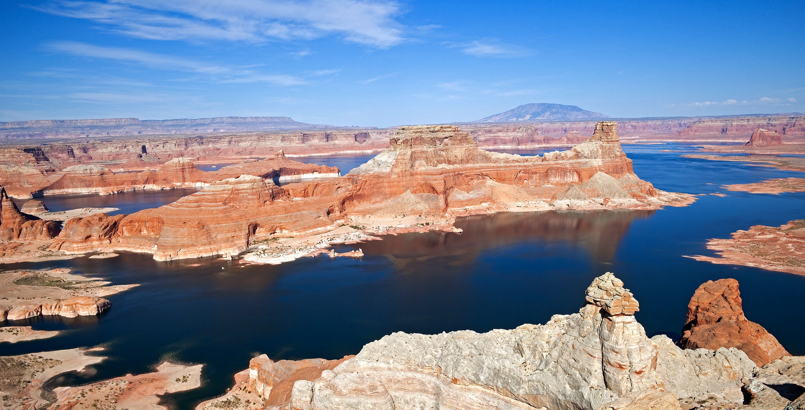 Nearby<span> Lake Powell, born in 1963 thanks to the completion of Glen Canyon Dam </span>